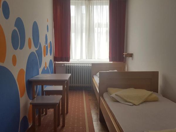 HI Hostel Zagreb : photo 2 de la chambre chambre lits jumeaux avec salle de bains commune