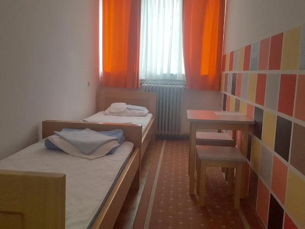 HI Hostel Zagreb : photo 9 de la chambre chambre lits jumeaux avec salle de bains commune