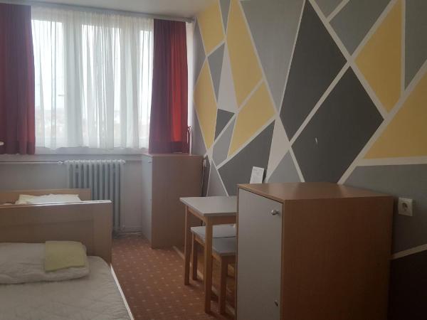 HI Hostel Zagreb : photo 3 de la chambre chambre simple avec salle de bains commune