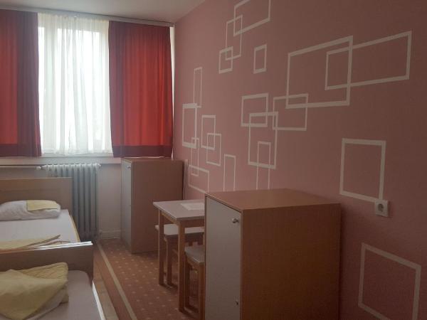 HI Hostel Zagreb : photo 4 de la chambre chambre simple avec salle de bains commune