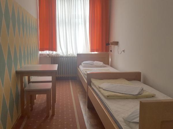 HI Hostel Zagreb : photo 6 de la chambre chambre simple avec salle de bains commune