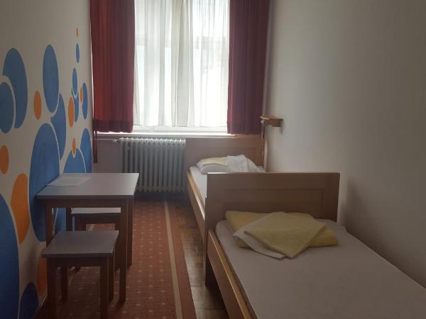 HI Hostel Zagreb : photo 7 de la chambre chambre simple avec salle de bains commune
