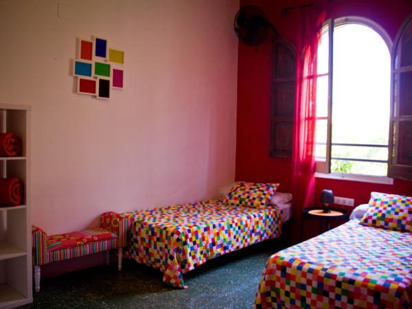 Feetup Home Backpackers Valencia : photo 2 de la chambre chambre lits jumeaux avec salle de bains commune