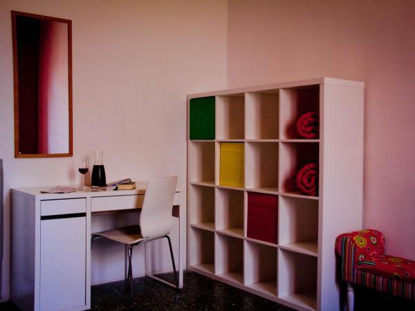 Feetup Home Backpackers Valencia : photo 3 de la chambre chambre lits jumeaux avec salle de bains commune