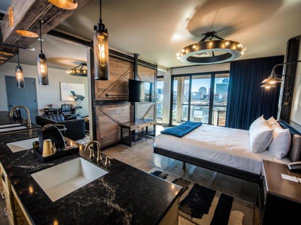Found Re Phoenix : photo 4 de la chambre suite avec balcon