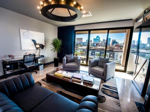 Found Re Phoenix : photo 2 de la chambre suite avec balcon