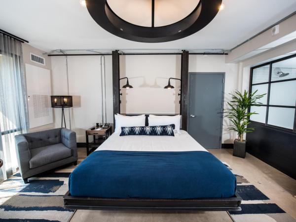 Found Re Phoenix : photo 4 de la chambre chambre lit king-size avec balcon
