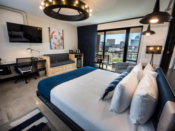 Found Re Phoenix : photo 1 de la chambre chambre lit king-size avec balcon