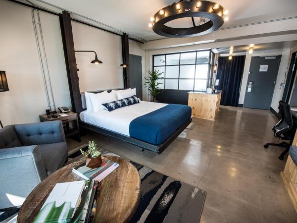 Found Re Phoenix : photo 5 de la chambre chambre lit king-size avec balcon