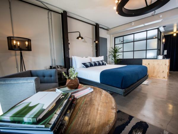 Found Re Phoenix : photo 6 de la chambre chambre lit king-size avec balcon