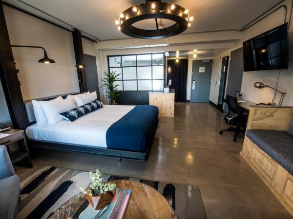 Found Re Phoenix : photo 3 de la chambre chambre lit king-size avec balcon