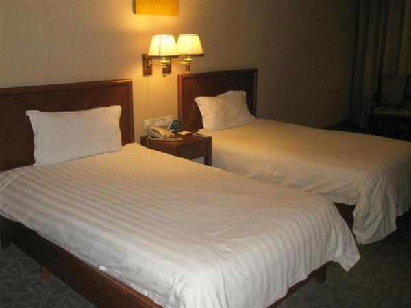 GreenTree Inn Dongguan Houjie Business Hotel : photo 3 de la chambre chambre affaires lits jumeaux