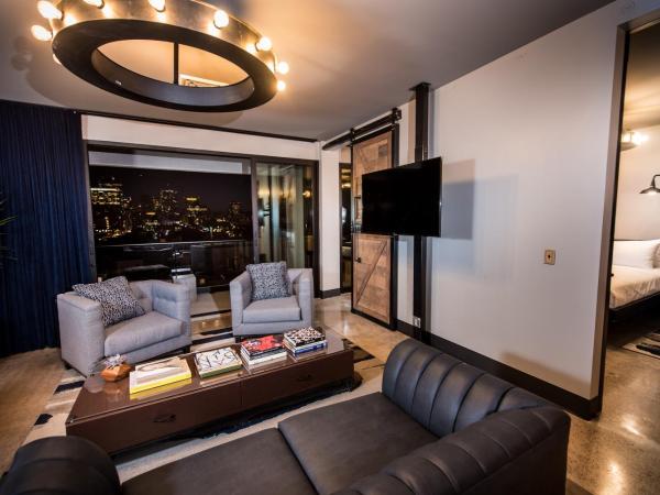 Found Re Phoenix : photo 9 de la chambre suite avec balcon