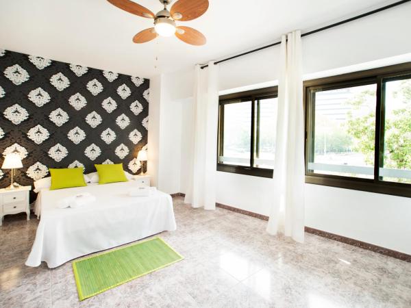 Fira Guest House : photo 1 de la chambre chambre double avec salle de bains privative