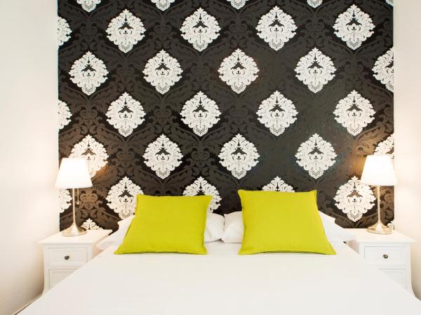 Fira Guest House : photo 2 de la chambre chambre double avec salle de bains privative