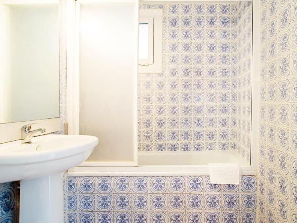 Fira Guest House : photo 3 de la chambre chambre double avec salle de bains privative