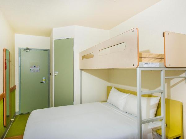 ibis Budget - Fawkner : photo 2 de la chambre chambre avec lit queen-size et lit superposé