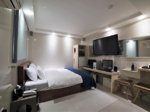 MW Hotel : photo 10 de la chambre premier double room no parking