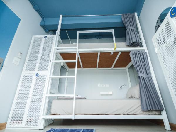 The Moon Hostel Huahin : photo 3 de la chambre chambre triple avec salle de bains commune