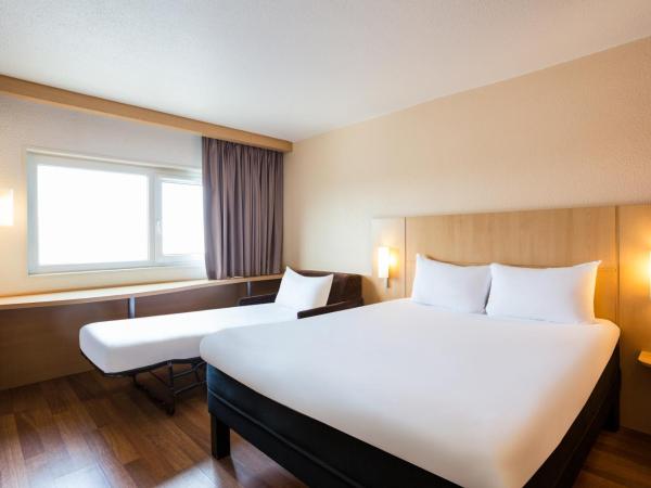 ibis Bordeaux Lac : photo 1 de la chambre chambre standard avec 1 lit double et 1 canapé