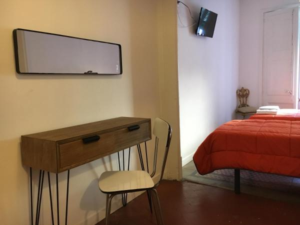 Hostal Portugal : photo 5 de la chambre chambre lits jumeaux avec salle de bains commune