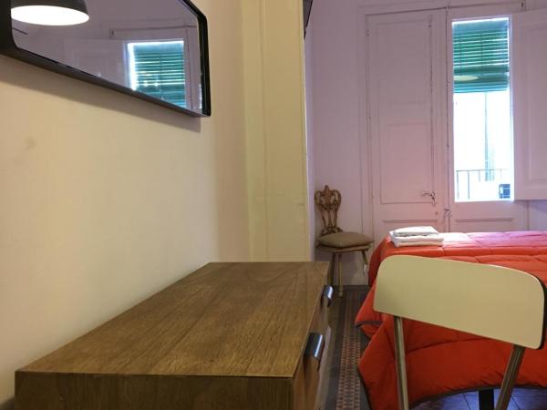 Hostal Portugal : photo 4 de la chambre chambre lits jumeaux avec salle de bains commune