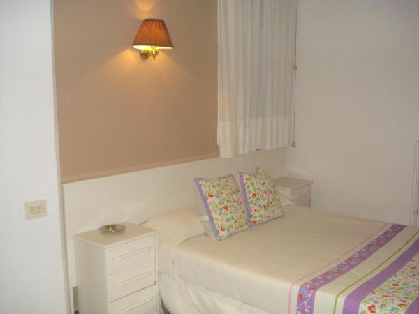 Hostal Central Zaragoza : photo 8 de la chambre chambre double ou lits jumeaux avec salle de bains privative