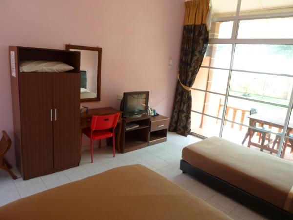 Cempaka Beach Resort : photo 3 de la chambre chambre triple - vue sur mer