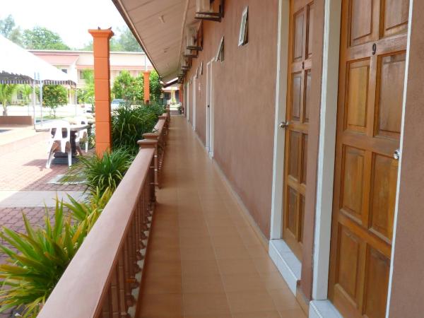 Cempaka Beach Resort : photo 4 de la chambre chambre triple - vue sur mer