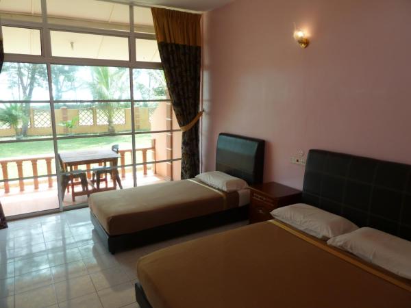 Cempaka Beach Resort : photo 5 de la chambre chambre triple - vue sur mer