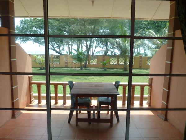 Cempaka Beach Resort : photo 7 de la chambre chambre triple - vue sur mer