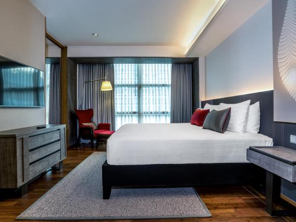 Pullman Bangkok King Power : photo 5 de la chambre suite exécutive avec 1 lit king et accès au salon exécutif