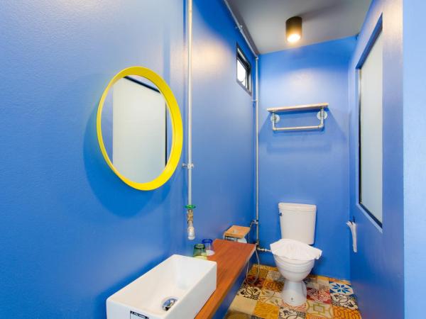 Bloo Hostel : photo 9 de la chambre chambre double avec salle de bains privative