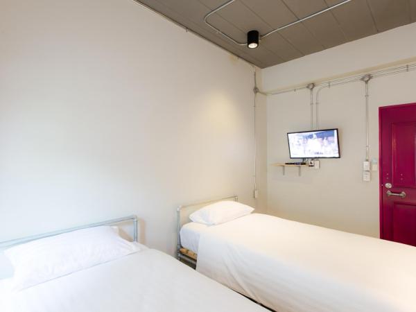 Bloo Hostel : photo 6 de la chambre chambre lits jumeaux avec salle de bains privative