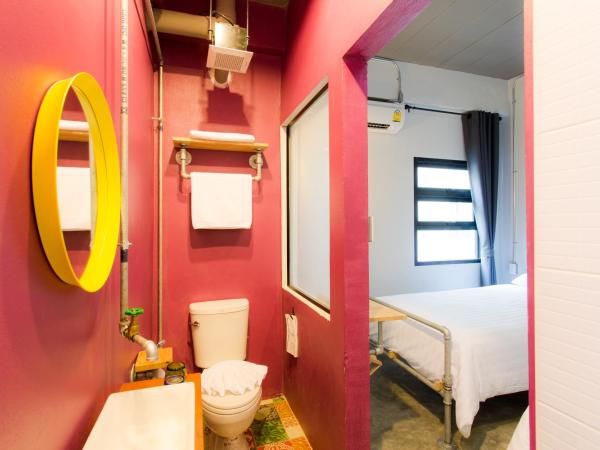 Bloo Hostel : photo 5 de la chambre chambre lits jumeaux avec salle de bains privative