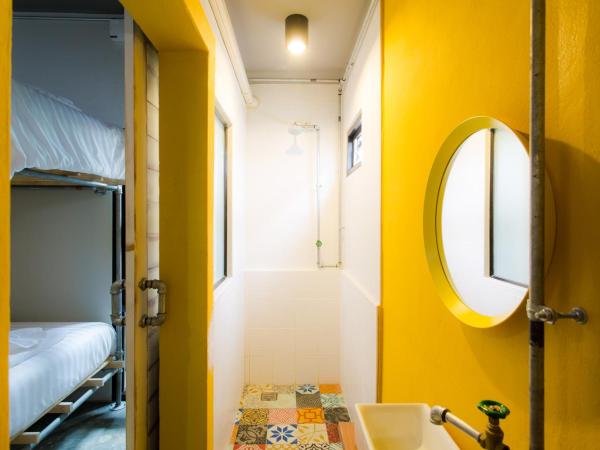 Bloo Hostel : photo 3 de la chambre chambre quadruple avec salle de bains privative