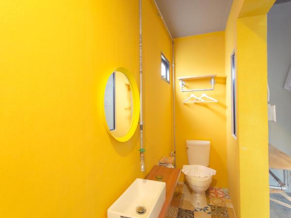 Bloo Hostel : photo 2 de la chambre chambre quadruple avec salle de bains privative