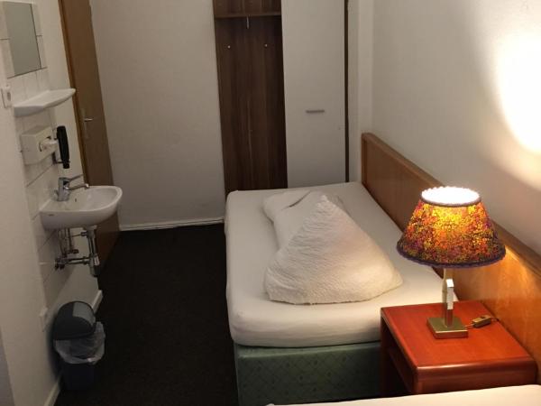 Hotel-Pension Adamshof : photo 3 de la chambre chambre lits jumeaux avec salle de bains commune