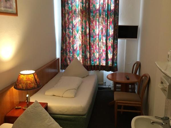 Hotel-Pension Adamshof : photo 2 de la chambre chambre lits jumeaux avec salle de bains commune