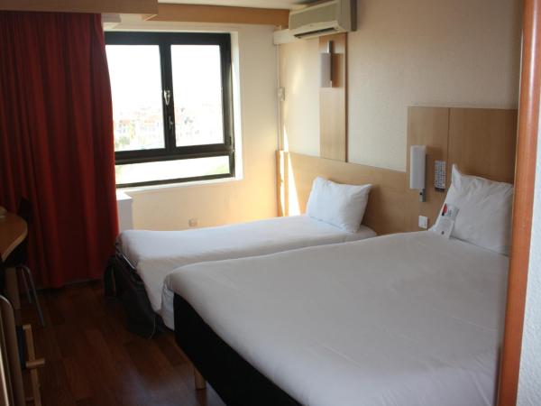 ibis Marseille Centre Gare Saint Charles : photo 3 de la chambre chambre triple supérieure avec canapé-lit