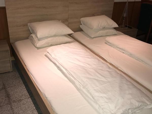 Cáfe 168 : photo 9 de la chambre chambre lits jumeaux (1-2 adultes)