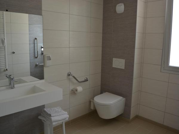 Hôtel Valencia : photo 4 de la chambre chambre triple avec douche