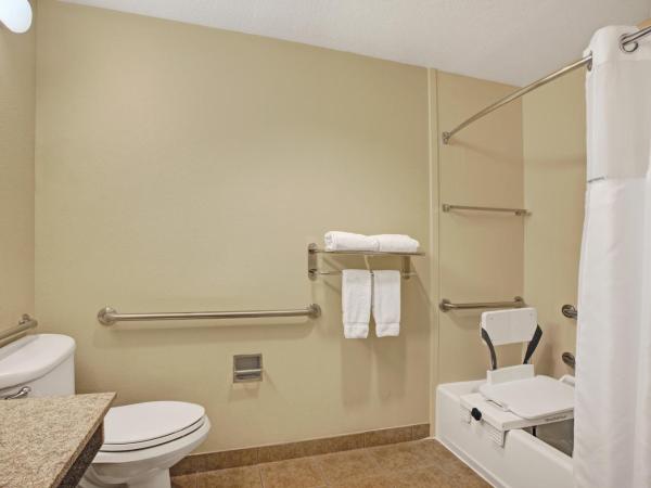 Wingate by Wyndham Houston Bush Intercontinental Airport : photo 4 de la chambre chambre avec 2 lits queen-size et baignoire - adaptée aux personnes à mobilité réduite/malentendantes