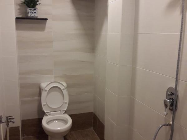 De Benz Inn : photo 5 de la chambre chambre triple avec salle de bains