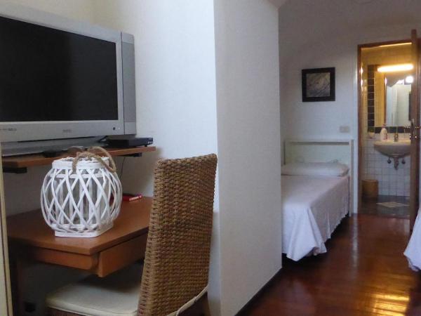 Residenza L'Isola Capri : photo 9 de la chambre chambre quadruple avec salle de bains