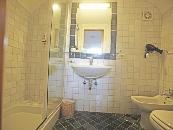Residenza L'Isola Capri : photo 7 de la chambre chambre quadruple avec salle de bains