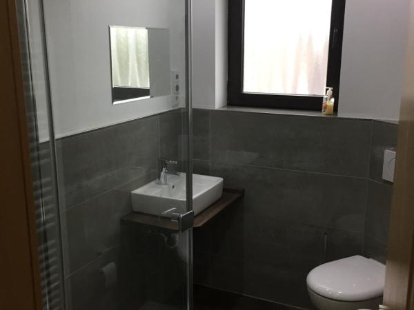 Hotel Restaurant Kroatia : photo 1 de la chambre chambre simple avec toilettes et douche communes