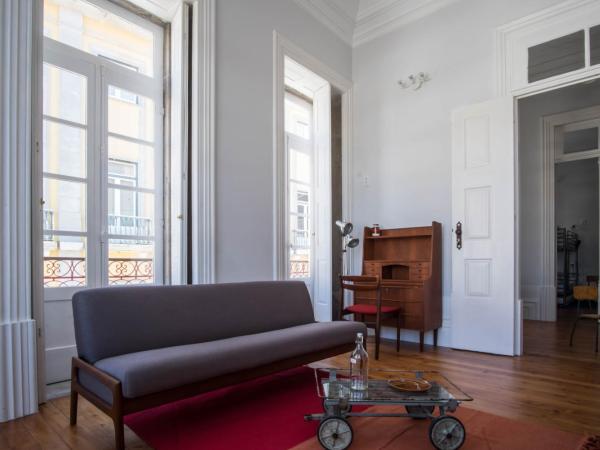 Dona Emília Guest House & Studio Apartment Building : photo 7 de la chambre double or twin room with private external bathroom and city views