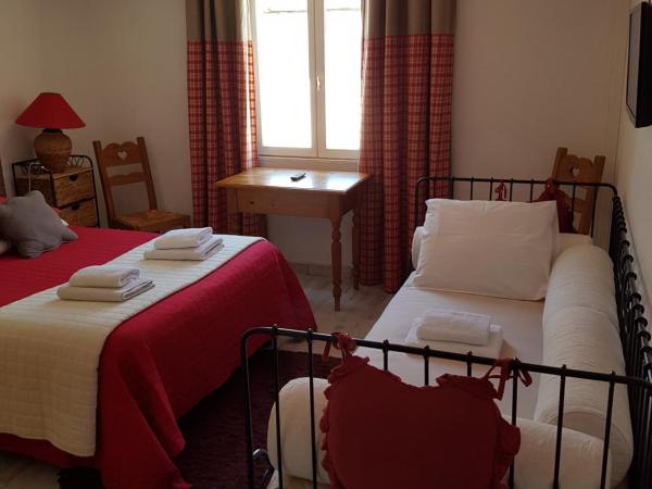 Hôtel Restaurant Le Provençal : photo 8 de la chambre chambre triple