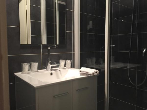 Hôtel Restaurant Le Provençal : photo 10 de la chambre chambre familiale